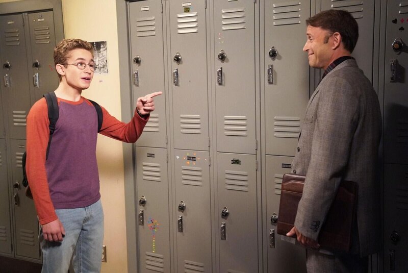 Adam Goldberg (Sean Giambrone, l.); Mr. Connelly ( Ilan Mitchell-Smith, r.) – Bild: Sony Pictures Television Inc.