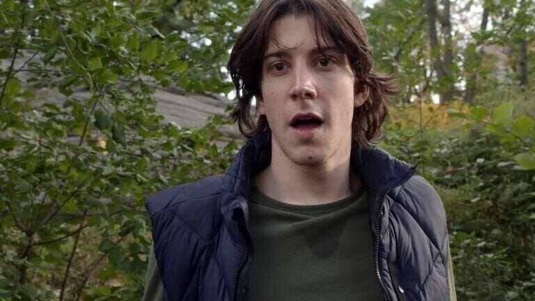 Darren Bickford (David Gelles) rennt im Drogenrausch durch den Central Park, bis er festgenommen wird. – Bild: RTL