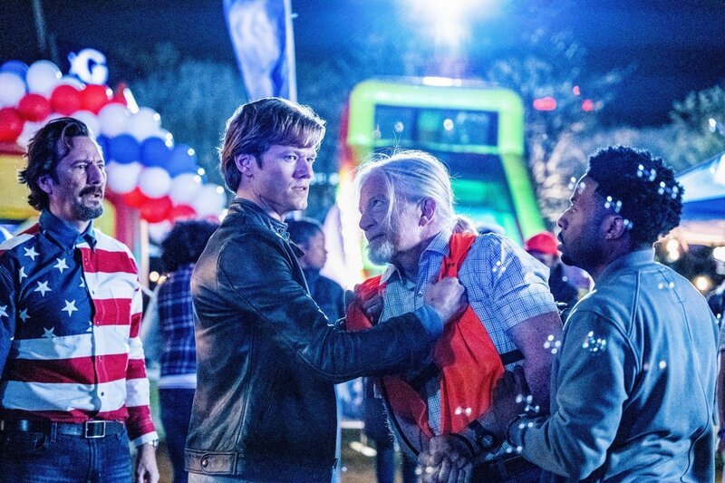 Henry Ian Cusick (Russ Taylor), Lucas Till (Angus MacGyver), Tom Nowicki (Orson Marcato), Justin Hires (Wilt Bozer) – Bild: ORF/​PRO7/​CBS/​Nathan Bolster