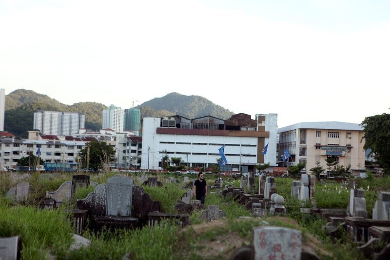 Robert Joe erkundet den Batu-Gantung-Friedhof in Penang. – Bild: PLURIMEDIA (National Geographic Channels /​ Douglas Lan)