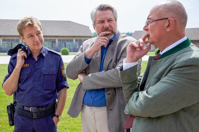 Die Ermittlungen im Mordfall auf dem Reiterhof gestalten sich kniffliger als zunächst angenommen für Polizeidirektor Achtziger (Alexander Duda, r.), Kommissar Stadler (Dieter Fischer, M.) und Polizeihauptmeister Mohr (Max Müller, l.). – Bild: ORF/​ZDF/​Bojan Ritan