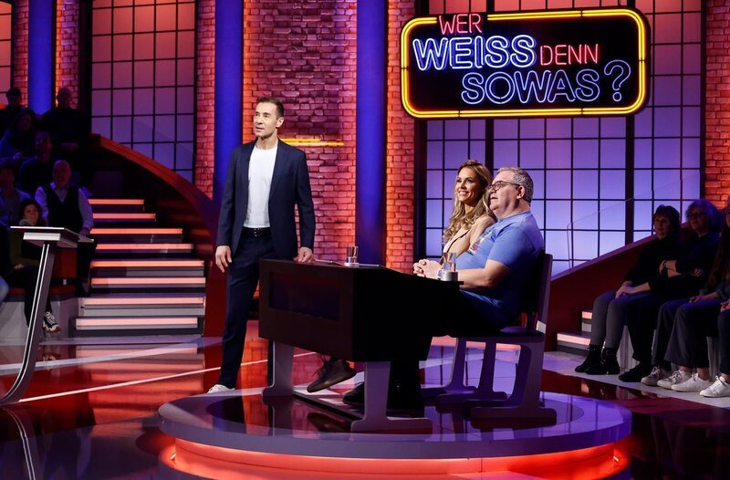 Moderator Kai Pflaume (l.) mit Rateteam-Kapitän Elton (r.) und der Sängerin und Gitarristin Jenice (M.). – Bild: ARD/​Morris Mac Matzen