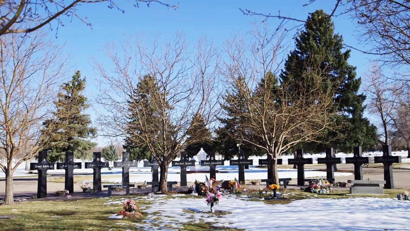 Der Columbine Memorial Garden in Littleton, Colorado, gedenkt den dreizehn Opfer des Amoklaufs an der Columbine High School. – Bild: Cineflix/​WeltN24 GmbH