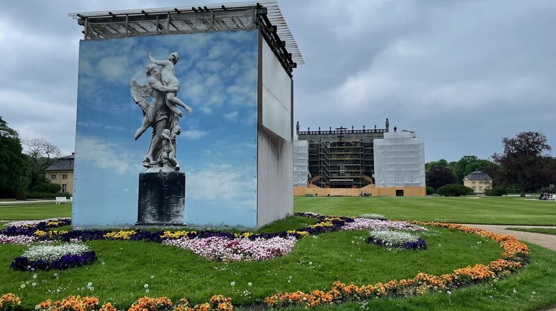 Ein Gerüst schützt die Skulptur im Großen Garten. – Bild: MDR/​K. Claußner