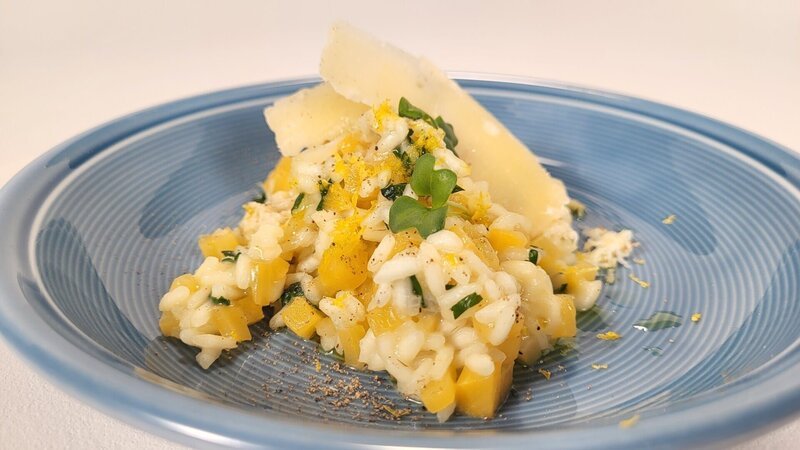 Steckrübenrisotto mit Rauchkas. – Bild: Kathrin Lindauer /​ BR