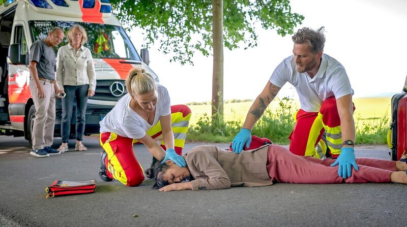 Nora (Tanja Wedhorn) und ihr Kollege Lars (Bo Hansen) eilen Yvette (Lucie Heinze) zur Hilfe – Bild: ARD Degeto/​Boris Laewen /​ ZDF und ARD Degeto/​Boris Laewen