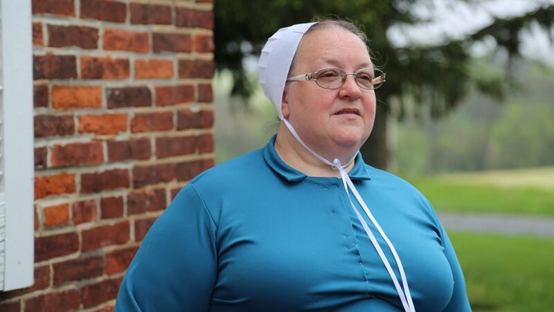 Mary standing near a house. – Bild: Discovery Communications