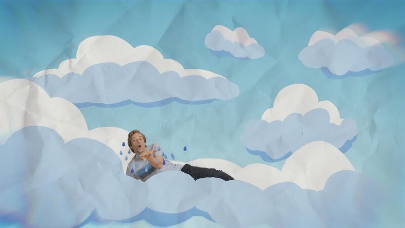 Checker Tobi schwebt auf Wolken. – Bild: BR/​megaherz gmbh/​Alisa Wimmer