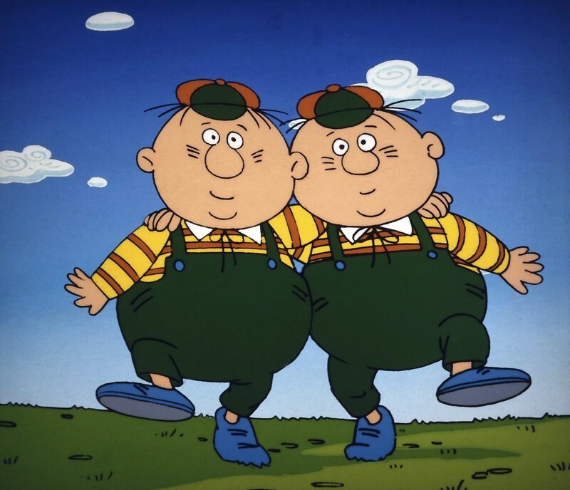 Wie immer erscheinen Tweedle Dee und Tweedle Dum gemeinsam auf der Bildfläche. – Bild: ZDF/​Apollo-Film