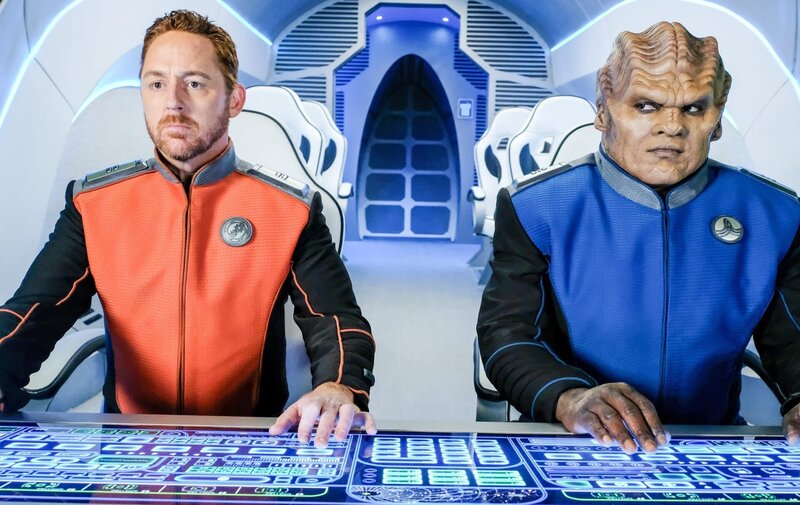 Gordon (Scott Grimes, l.); Bortus (Peter Macon, r.) – Bild: ORF/​PRO7/​ Fox/​Ray Mickshaw