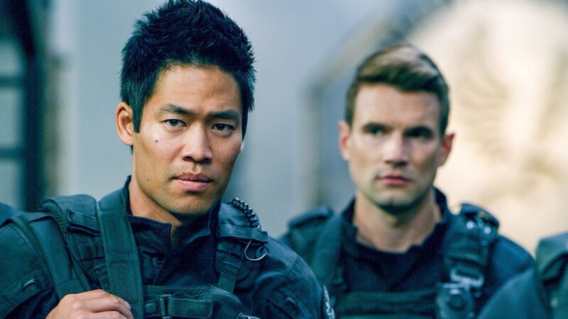 (v.li.): David Lim (Victor Tan), Alex Russell (Jim Street). – Bild: ORF/​Sony Pictures/​CBS