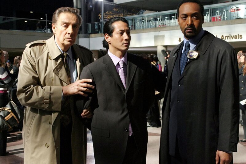 Die Ehefrau eines japanischen Touristen wird auf offener Straße erschossen. Auf den Ermittlern Det. Lennie Briscoe (Jerry Orbach, li.) und Det. Edward Green (Jesse L. Martin, re.) lastet nach dem Mord ein enormer Erfolgsdruck, da sich der Ehemann (Will Yun Lee) mit seinen Vorwürfen an die Weltpresse wendet. Doch dank geschickter Ermittlungsmethoden wendet sich das Blatt schließlich gegen den vermeintlich trauernden Witwer. – Bild: RTL