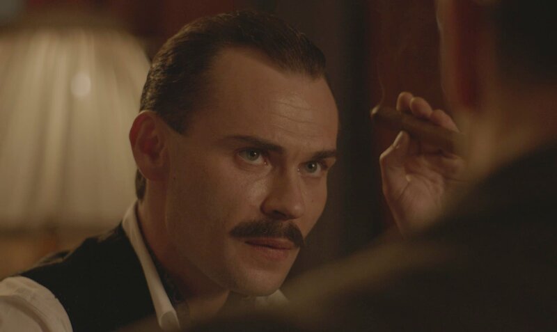 Marcel Jamet (Robinson Stévenin) sammelt in seinem Bordell Informationen für den französischen Geheimdienst. – Bild: BR/​LOOKSfilm/​SWR/​J. Rehberg