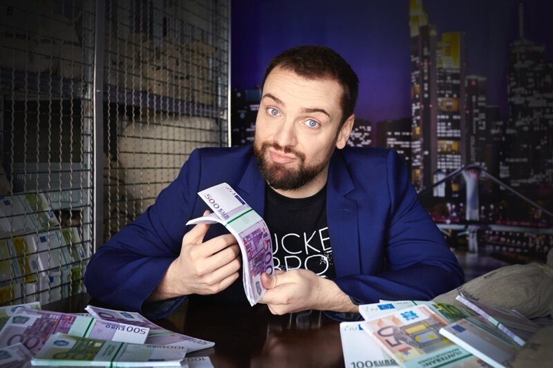 In seiner Surprise-Show „Mission Wahnsinn“ verteilt Comedian Ingmar Stadelmann Geld, jedenfalls, dann, wenn die Kandidaten die harten Aufgaben lösen – Bild: ProSieben /​ Willi Weber Eigenproduktionsbild frei