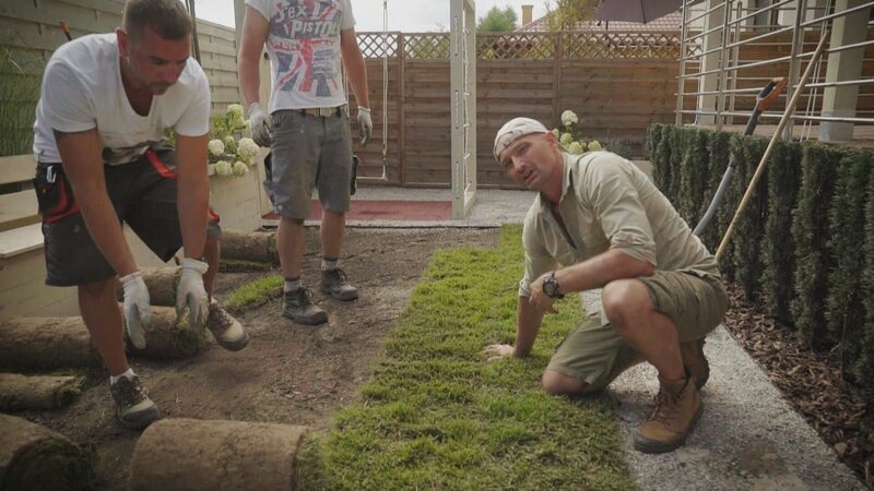 Gartenprofi Dominik Strzelec sucht im Baumarkt nach Hausbesitzern, denen er etwas ganz Besonderes schenken möchte – einen komplett umgestalteten Garten. Er trifft auf Basia, Rafal und ihren Sohn, die eine ungenutzte Terrasse, kahle Stellen im Rasen und hier und da vertrocknete Pflanzen zu bieten haben. – Bild: HGTV