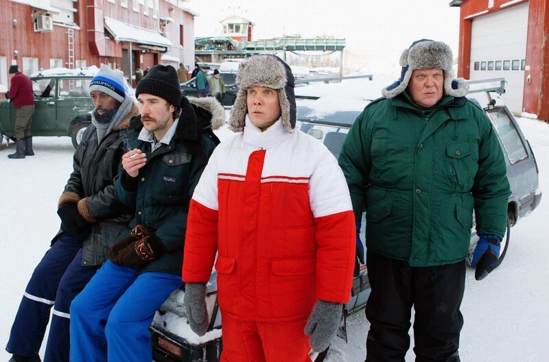 Die Freunde Tuomas (Hannu-Pekka Björkman), Pepe (Jarkko Lahti), Pauli (Tomi Alatalo) und Aimo (Omar Abdi, v.r.) haben ihre Jobs im Sägewerk verloren – dem einzigen Arbeitgeber vor Ort. – Bild: Aamu Film Company/Tero Ahonen Die Freunde Tuomas (Hannu-Pekka Björkman), Pepe (Jarkko Lahti), Pauli (Tomi Alatalo) und Aimo (Omar Abdi, v.r.) haben ihre Jobs im Sägewerk verloren – dem einzigen Arbeitgeber vor Ort. – Bild: Aamu Film Company/Tero Ahonen