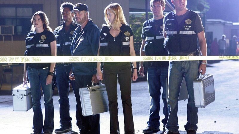 Das CSI-Team der Polizei von Las Vegas ist wieder vereint. Nun warten auf (v.li.) Sara (Jorja Fox), Warrick (Gary Dourdan), Gil (William Petersen), Catherine (Marg Helgenberger), Greg (Eric Szmanda) und Nick (George Eads) gleich drei miteinander zusammenhängende Mordfälle … – Bild: TVNOW / CBS Das CSI-Team der Polizei von Las Vegas ist wieder vereint. Nun warten auf (v.li.) Sara (Jorja Fox), Warrick (Gary Dourdan), Gil (William Petersen), Catherine (Marg Helgenberger), Greg (Eric Szmanda) und Nick (George Eads) gleich drei miteinander zusammenhängende Mordfälle … – Bild: TVNOW / CBS