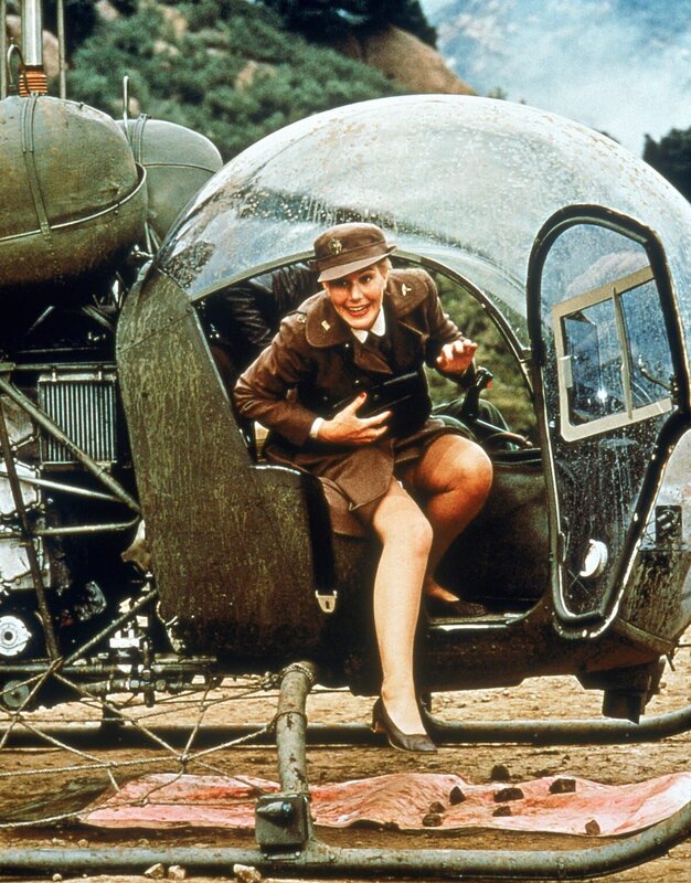 Major Margaret (Sally Kellerman) kommt mit dem Helikopter im Lazarett an. – Bild: PM7 /​ KIRCH MEDIA GMBH & CO KG AA