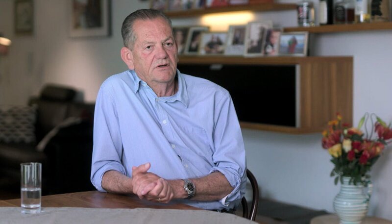 Am 24. März zerschellt ein Flugzeug der GermanWings in den Alpen – es ist die größte Katastrophe in der Geschichte der deutschen Luftfahrt. Alle 150 Menschen, die sich an Bord der 4U9525 unterwegs von Barcelona nach Düsseldorf befanden, kamen bei dem Absturz ums Leben. Die vierteilige Serie rekonstruiert den Absturz und seine Folgen aus Sicht der französischen Polizei und der deutschen Ermittlern, der Angehörigen, der Lufthansa und der Staatsanwaltschaft. – Klaus Radner verlor seine Tochter und seinen Enkel – Bild: WDR