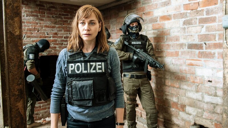 Hofft, die Opfer lebend zu finden: Christiane Paul als Ann Kathrin Klaasen – Bild: SRF/​ZDF/​Sandra Hoever