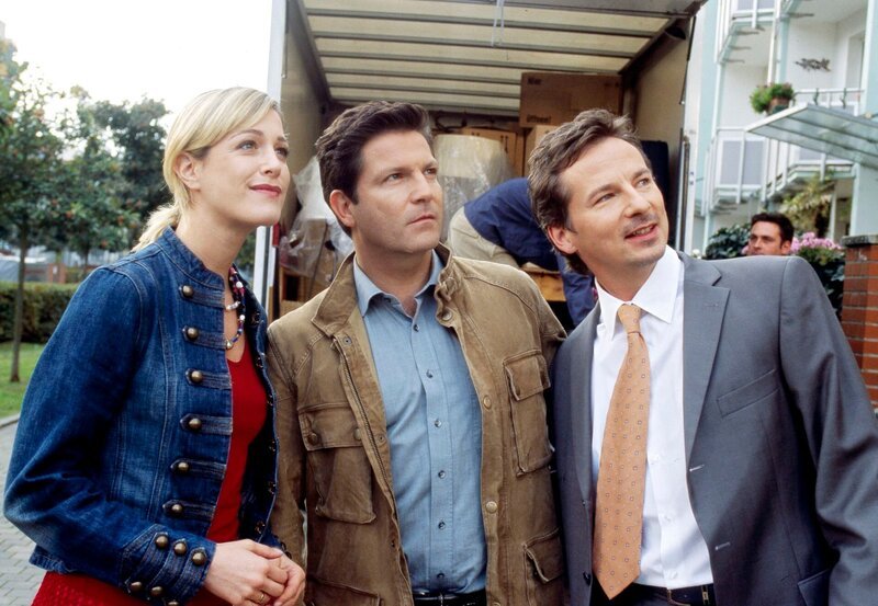hr-fernsehen FAMILIE DR. KLEIST Folge 29, Katastrophen, 26-teilige Fernsehserie, Deutschland 2004, Regie: Richard Engel, am Mittwoch (28.04.10) um 21:45 Uhr. Stolz zeigen Frank Tanner (David C. Bunners, r.) und seine Frau Manuela (Julia Stinshoff, l.) Christian (Francis Fulton-Smith, M.) ihr neues Haus. – Bild: HR/​ARD/​Norbert Kuhröber