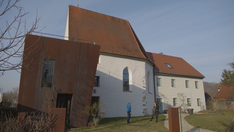 Das gotische Kirchlein St. Ägidius bildet einen starken, reizvollen Kontrast. – Bild: BR