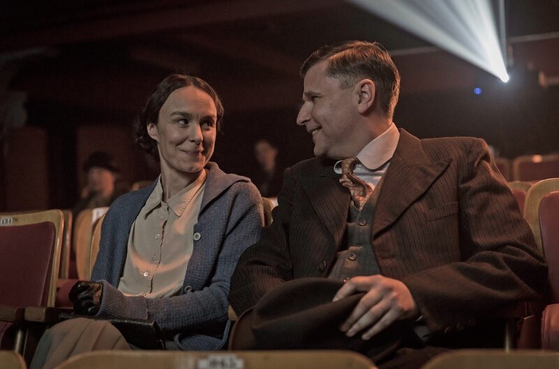 Elise Ottesen (Rebecka Hemse) und ihr Lebensgefährte Albert Jensen (Shanti Roney) – Bild: SWR/​Ricardo Vaz Palma