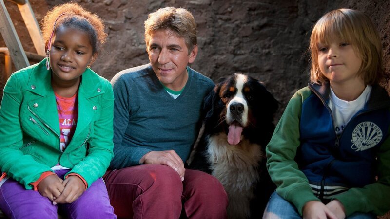 Fritz Fuchs (Guido Hammesfahr, M.) und Keks schauen mit Milly (Marie M. Ipoumb, l.) und Victor (Finn Fiebig, r.) nach dem neuen Maulwurf unter dem Bauwagen. – Bild: ZDF und Antje Dittmann