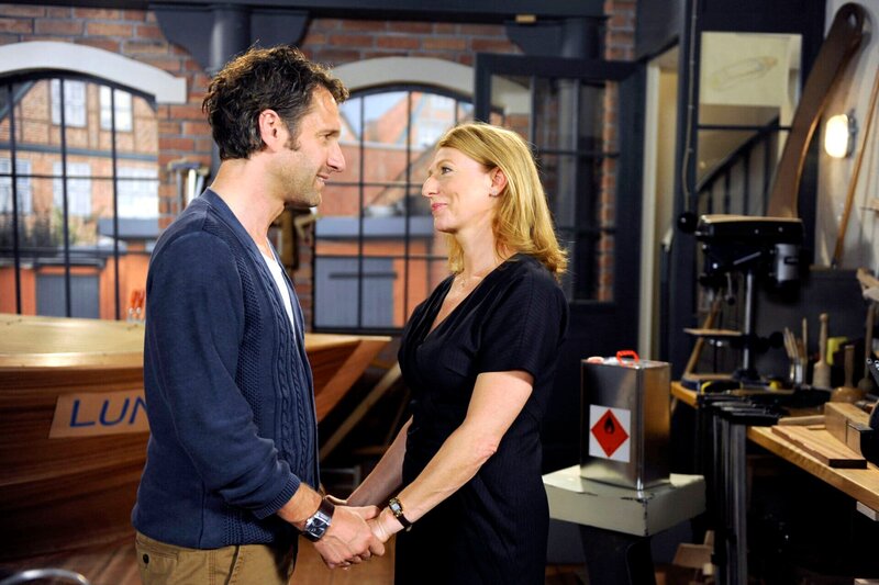 ARD ROTE ROSEN FOLGE 1385, am Donnerstag (15.11.12) um 14:10 Uhr im ERSTEN. Clemens (Falk-Willy Wild, l.) und Regina (Christine Wilhelmi, r.) verabschieden sich erleichtert als Freunde. – Bild: ARD/​Nicole Manthey