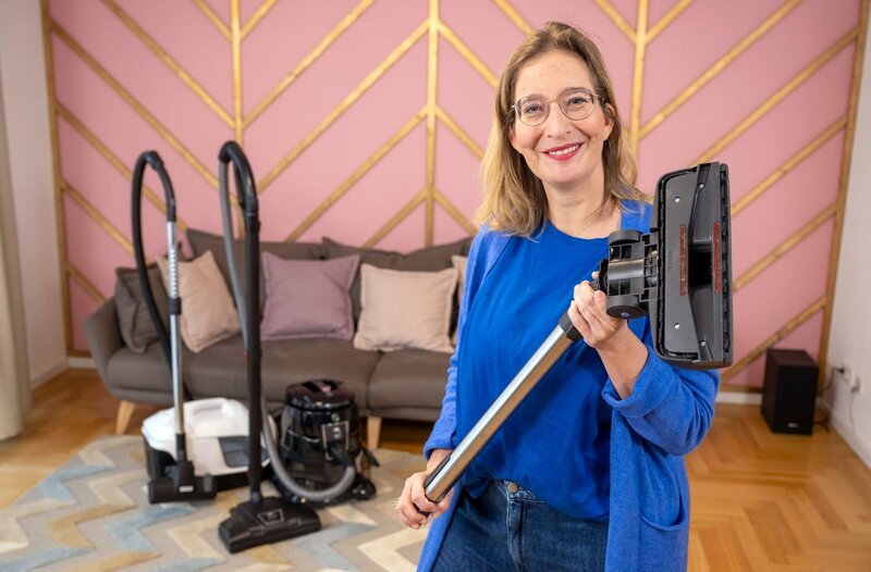 Ein staubfreies Zuhause mit der Kraft des Wassers. Yvonne Willicks lässt zwei Wasserstaubsauger gegen einen klassischen Beutelstaubsauger antreten. – Bild: WDR/​Solis TV/​Melanie Grande