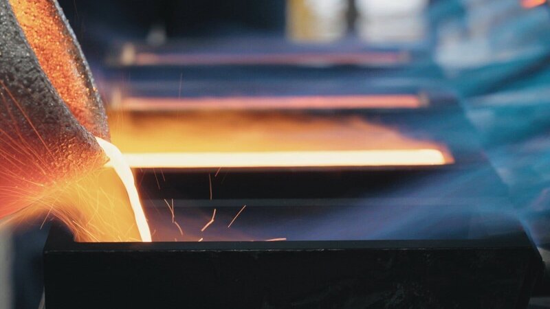 Goldbarren werden in der Schweizer Raffinerie Valcambi gegossen. – Bild: ZDF und SRF