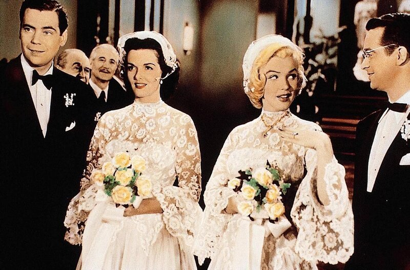 Zusammen mit ihrer Freundin Dorothy (Jane Russell) geht Lorelei (Marilyn Monroe) auf Männerfang, wobei sie mehr am Geld der Herren interessiert ist als an anderen Qualitäten … – Bild: arte