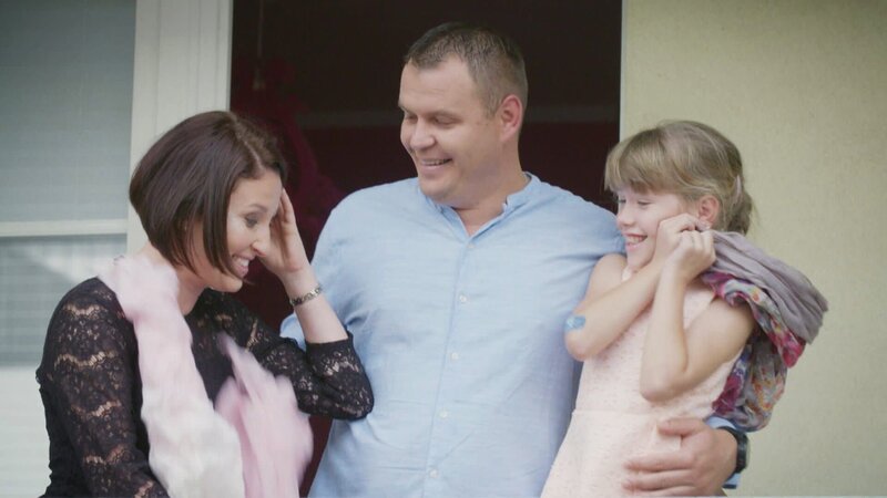 Eine Familie hat keine Ahnung, wie sie ihren leeren, kleinen und schattigen Garten einladender gestalten kann. – Bild: HGTV