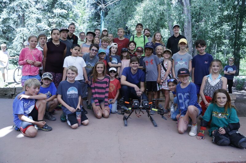 TELLURIDE, CO – Camp kids posing with Robert Blank and drone (Photo Credit: Asylum Entertainment/​Lauren Grzybowski) – Bild: Giles Dunning /​ Asylum Entertainment /​ Asylum Entertainment/​Giles Dunning