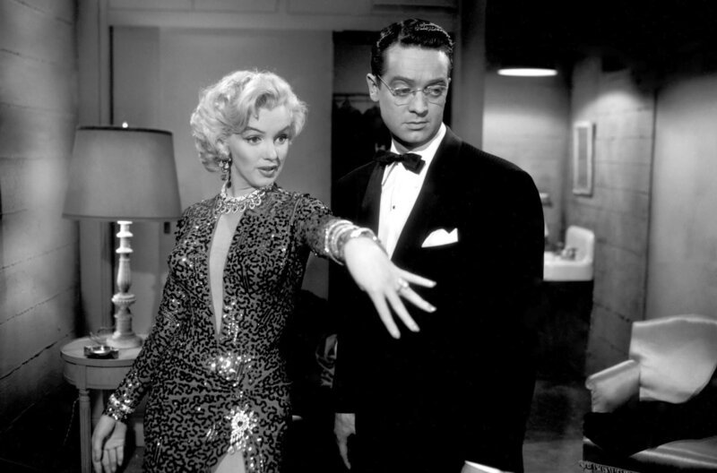 Lorelei (Marilyn Monroe) glaubt, mit dem wohlhabenden Gus (Tommy Noonan) das große Los gezogen zu haben. Doch dessen Vater hat etwas dagegen. – Bild: Twentieth Century Fox Film Corporation Lorelei (Marilyn Monroe) glaubt, mit dem wohlhabenden Gus (Tommy Noonan) das große Los gezogen zu haben. Doch dessen Vater hat etwas dagegen. – Bild: Twentieth Century Fox Film Corporation