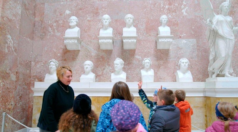 Grundschüler in der Walhalla bei Regensburg – hier stehen die „großen Köpfe“ der deutschen Vergangenheit. – Bild: WDR Grundschüler in der Walhalla bei Regensburg – hier stehen die „großen Köpfe“ der deutschen Vergangenheit. – Bild: WDR