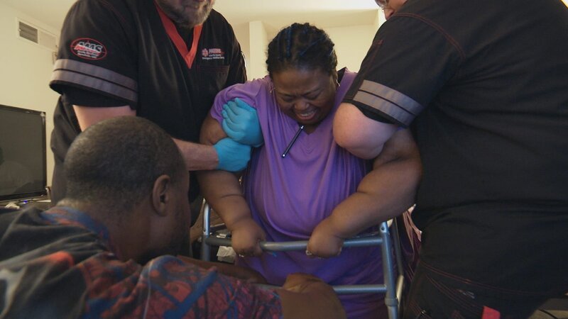 Marla attempting to stand with the help of medics. – Bild: Discovery Communications
