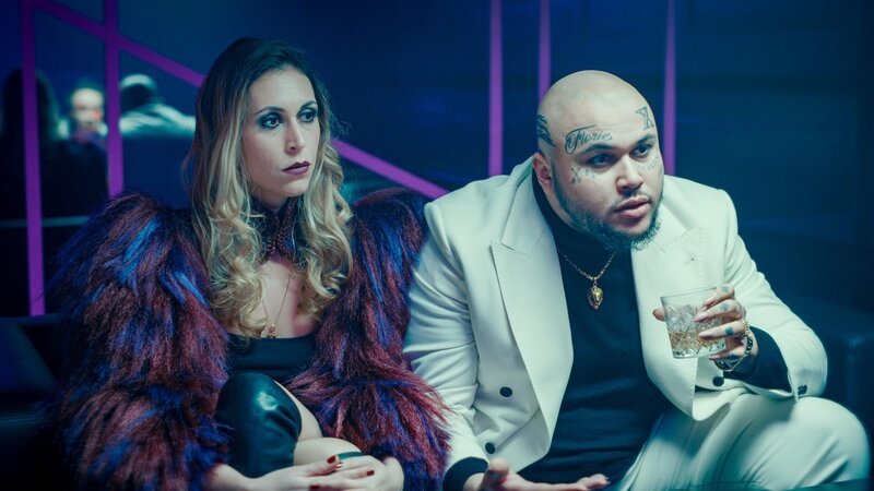 Nachtclubbesitzer Heinzi X (Paul Basonga) besteht auf sein Geld und seine Drogen. – Bild: ORF/​Lotus Film