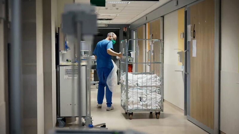 Krankenschwester schleppt den Wagen mit dem Bettzeug – Bild: TLC (DEUT)