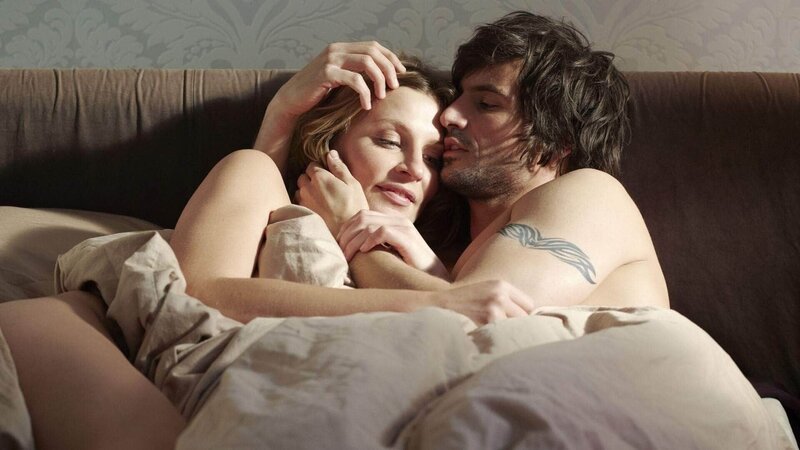 Ben (Tom Beck) hat sich in Laura (Sanna Englund) verliebt und ist sich sicher, dass sie füreinander bestimmt sind. – Bild: MG RTL D /​ Guido Engels