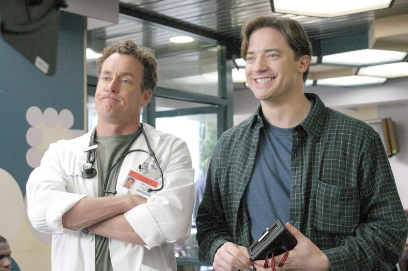 Scrubs – Die Anfänger „Meine Schuld“. Im Bild: John C. McGinley (Dr. Perry Cox), Brendan Frasier (Ben Sullivan). – Bild: ORF (FS1/​FS2) /​ ORF1
