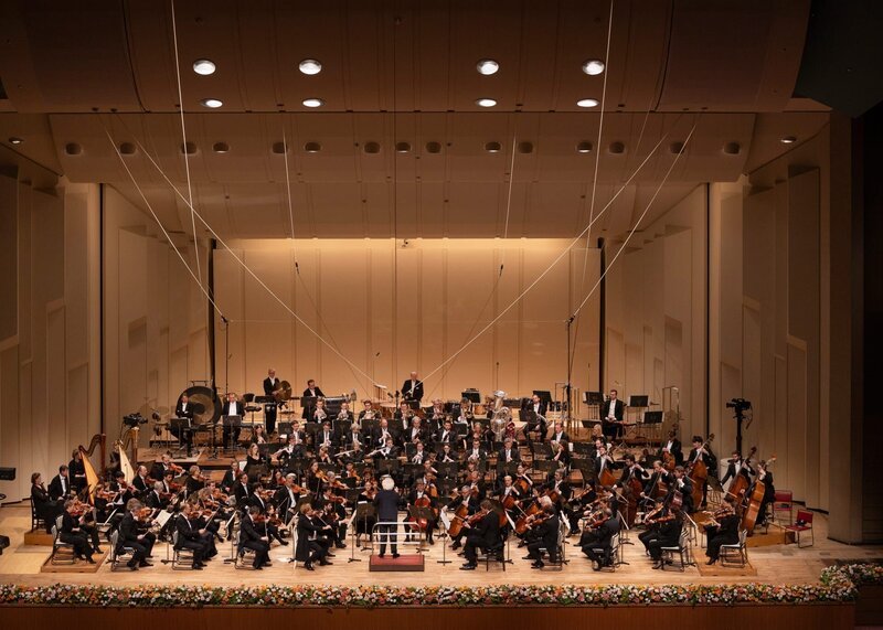 Sir Simon Rattle dirigiert Mahlers 7. in Tokio, NHK Hall. – Bild: BR, Astrid Ackermann /​ ZDF