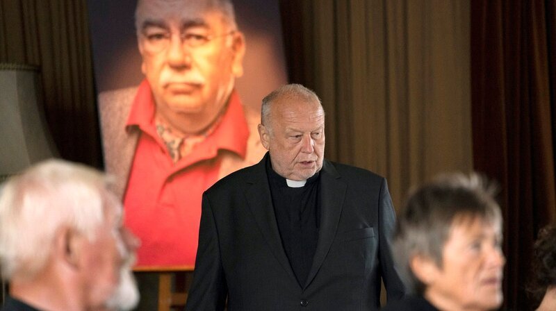 Pfarrer Ernst Wittig würdigt den Verstorbenen. – Bild: ARD Degeto/​Georges Pauly