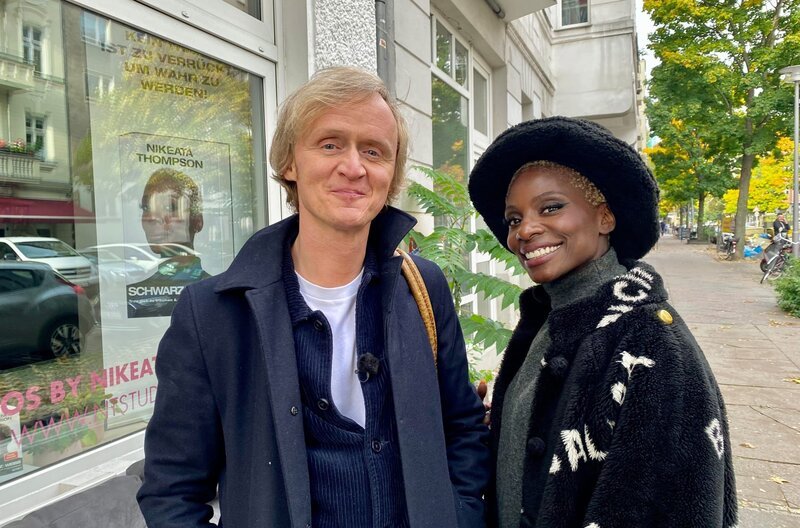 Zwei auf einer Wellenlänge: Pierre M. Krause besucht Nikeata Thompson in Berlin. – Bild: SWR/​Encanto /​ SWR Presse/​Bildkommunikation