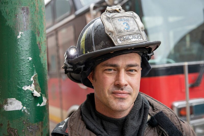 Zufrieden nach gelungenem Einsatz: Taylor Kinney als Kelly Severide – Bild: SRF/​NBC Universal