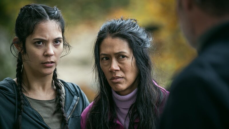 Die Beschatter Staffel 2, Folge 6 Mutter und Tochter versuchen, mit dem Leben davon zu kommen. Meryl Marty als Agotha Bayani, Karen Ann Wong-Dorall als Joyce Bayani Regie: Michael Steiner, Timo von Gunten Produktion: Turnus Film AG Kamera: Pascal Walder, Alicja Pahl Drehbuch: Simone Schmid, Francesco Rizzi, André Küttel, Alexander Seibt, Rahel Grunder – Bild: SRF/​Pascal Mora