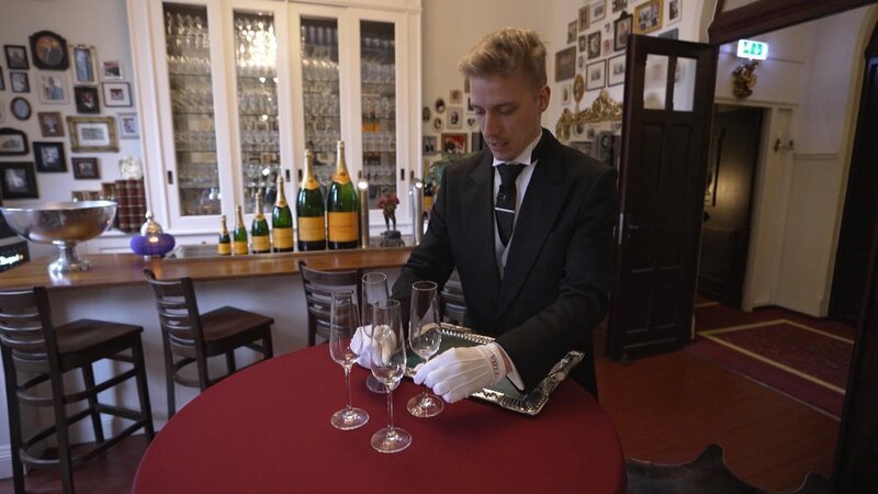 Reporter Jan Quick schlüpft in die Rolle eines Butlers einer der traditionsreichsten Berufe der Welt. – Bild: RTL /​ me:works