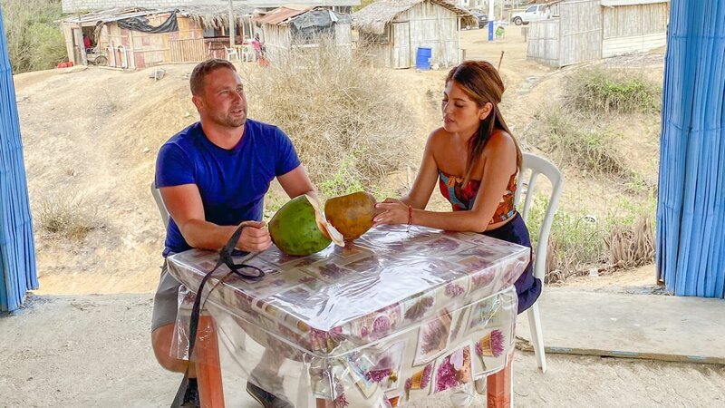 Corey spricht mit Evelin über sein Treffen mit einer Ex. – Bild: Discovery Communications, LLC