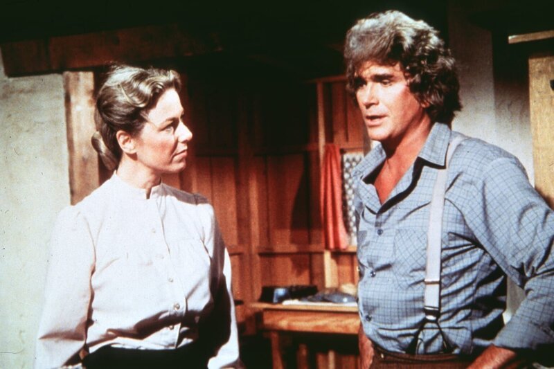 Am Baseballschläger entzündet sich der Ehestreit zwischen Nels (Richard Bull, r.) und Hariet Oleson (Katherine MacGregor, l.). – Bild: Worldvision Lizenzbild frei