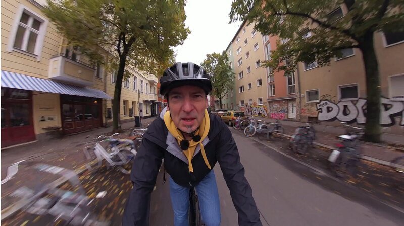Experiment in Berlin: Joachim Schüring wagt sich mit Messgeräten in den Verkehrsdschungel. – Bild: ZDF und Felix Greif Experiment in Berlin: Joachim Schüring wagt sich mit Messgeräten in den Verkehrsdschungel. – Bild: ZDF und Felix Greif